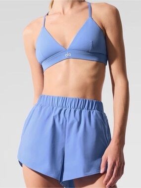 NWT ALO Yoga Splendor Bra & Airbrush Leggings Set XS/XXS
(Crystal Clear Blue)